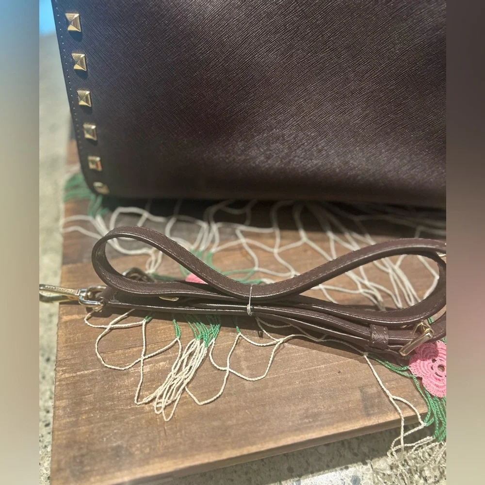 Michael Kors- “Selma” xl large Brown leather satchel with Gold Studded Accents. - Picture 3 of 7